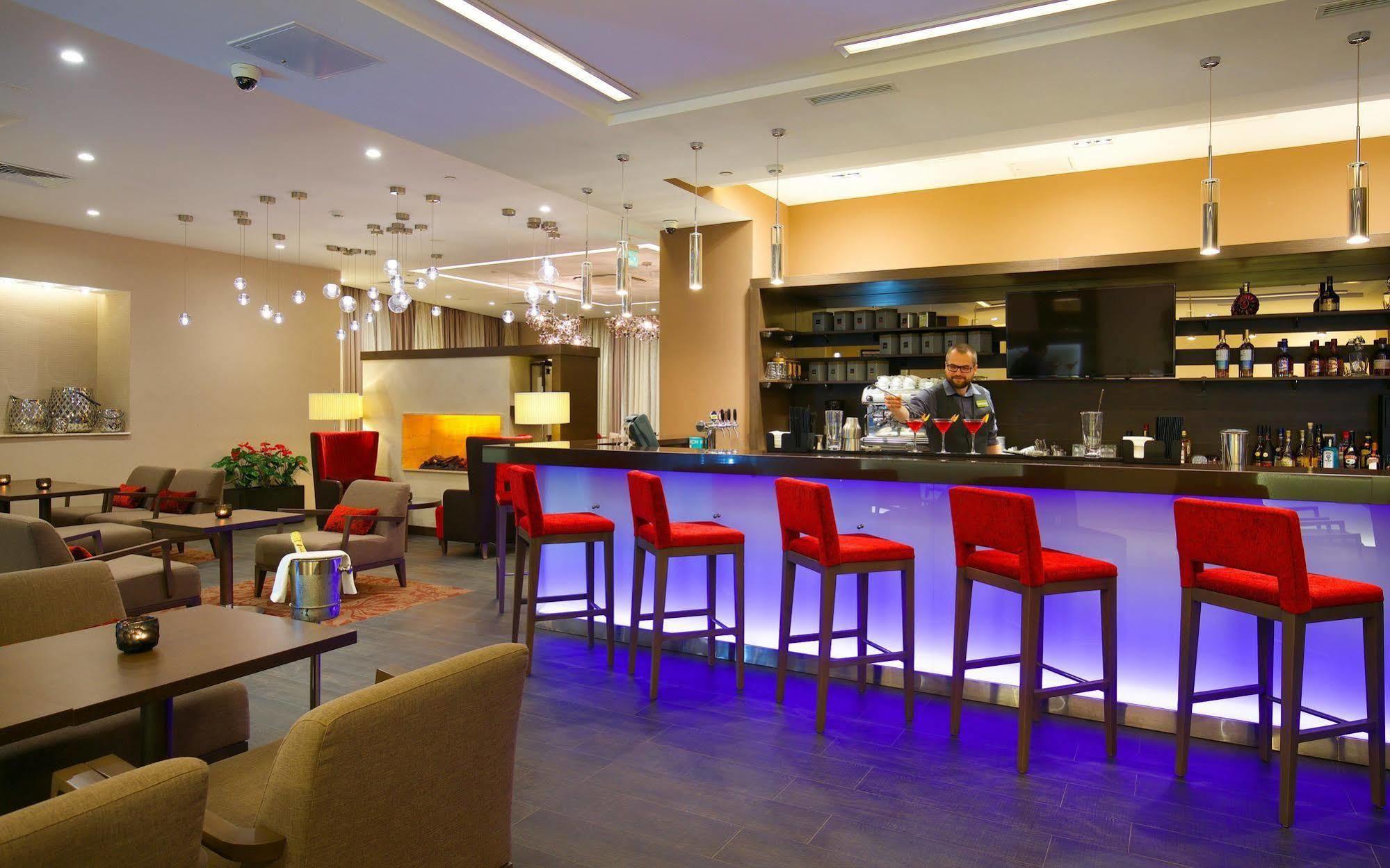 Kitchen bar волгоград. Хилтон Гарден Волгоград. Гостиница Hilton Garden Inn Волгоград. Отель Хилтон Гарден ИНН Волгоград. Хилтон Волгоград ресторан.